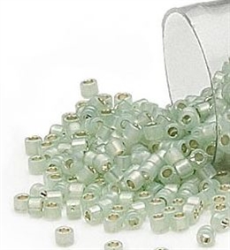 Fine små Delica seed beads fra Miyuki i smuk silver-lined sea green, 7,5 gram. DB1454V